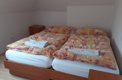 tetőtéri klímás négy ágyas szoba konyhasarokkal