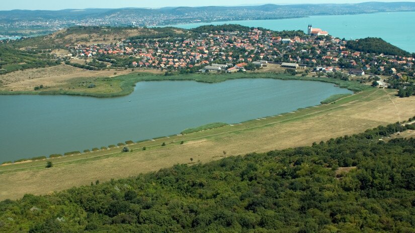 Tihany a Belső-tóval, valamint a Balaton