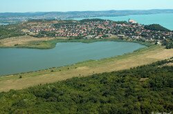 Tihany a Belső-tóval, valamint a Balaton