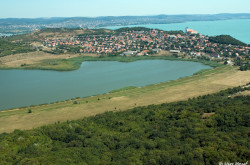 Tihany a Belső-tóval, valamint a Balaton