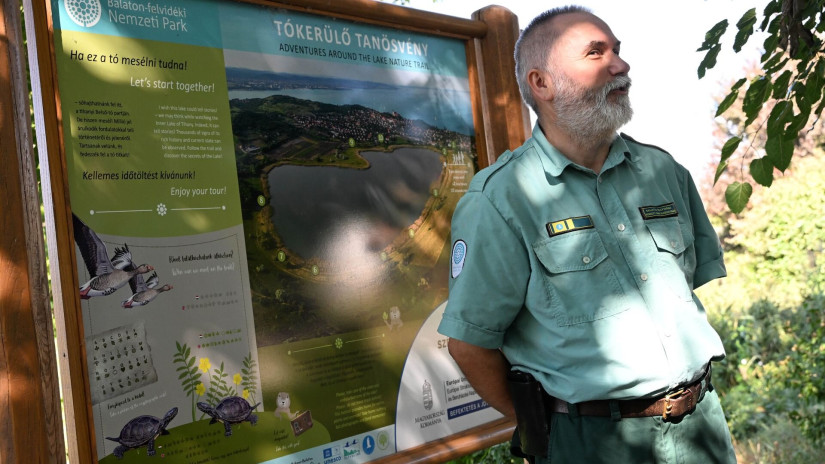 Vers József tájegységvezető ismertette a tanösvény különlegességeit